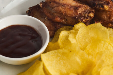 Куриные крылья, глазированные в соусе бафало