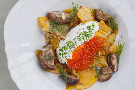Жареный картофель с маринованными груздями, сметаной и красной икрой