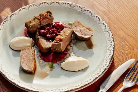 Утиная грудка с вишней и кремом из сельдерея