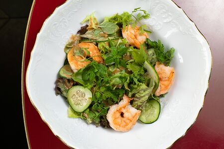 Зеленый салат с креветками