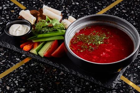 Томлёный борщ с щёчками