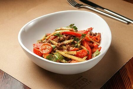 Теплый острый салат с телячьей вырезкой на гриле