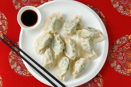 Китайские пельмени с креветкой, черемшой и яйцом