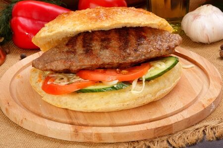 Бургер с фаршированной плескавицей