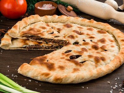 Пирог с говядиной и зеленью