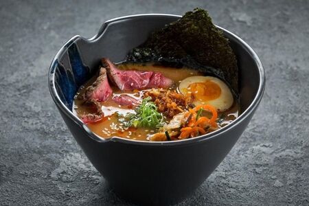 Кимчи рамен с ростбифом из говядины