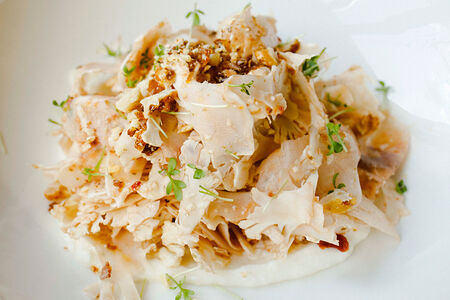 Салат из цветной капусты с ореховым сыром