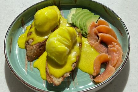 Яйца Бенедикт с лососем и авокадо