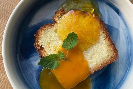 Апельсиновый кейк с соусом маракуйя