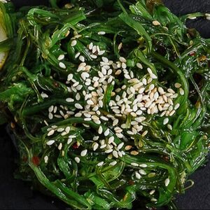 Салат чука с кунжутным соусом