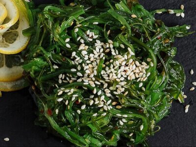 Салат чука с кунжутным соусом