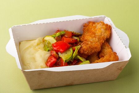 Куриные нагетсы с картофельным пюре и овощами