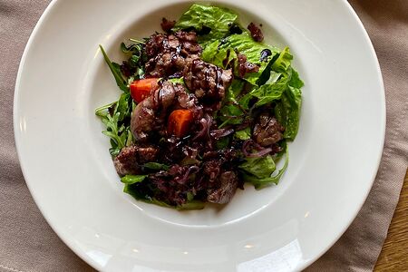 Салат с куриной печенью и бальзамическим соусом