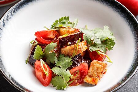 Салат с хрустящим баклажаном с томатами