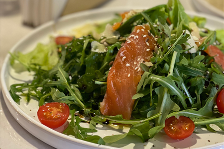 Зеленый салат с лососем