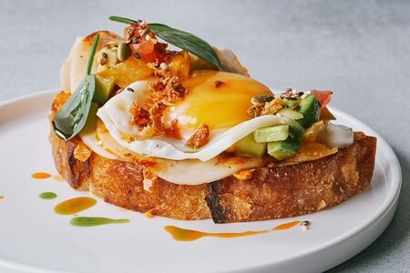 Тартин с ветчиной, сыром и жареным яйцом