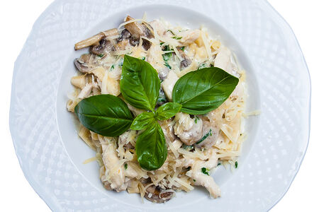 Феттучини с курицей и грибами