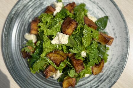 Салат с хрустящими баклажанами и адыгейским сыром