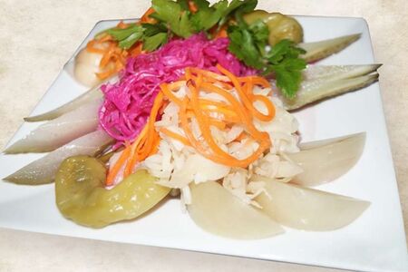 Ассорти из солёных овощей