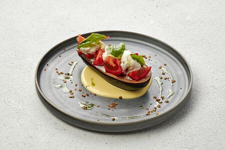 Баклажан с трюфельной страчателлой и розовыми томатами