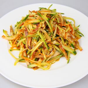 Салат Уши с огурцом