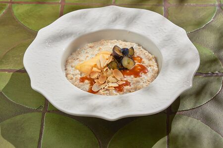 Овсяная каша с английским кремом и голубикой