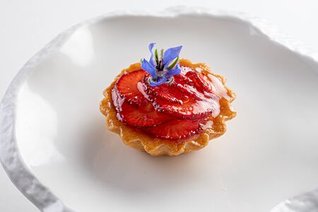 Корзиночка с сезонными ягодами 