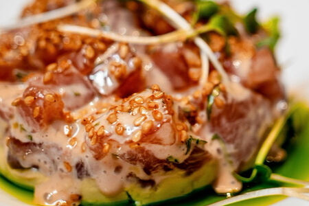 Тартар из тунца с острым тарама соусом