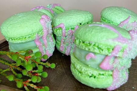 Макарон Фисташка-малина