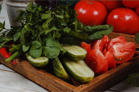 Тарелка свежих овощей и сочной зелени