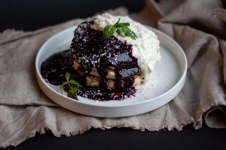 Панкейки с ягодным соусом и кремом маскарпоне