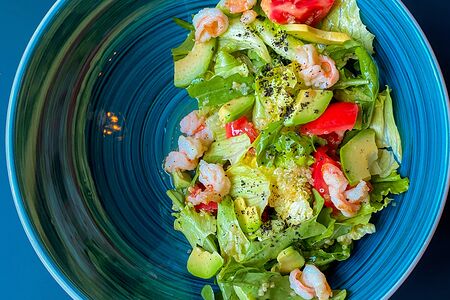 Салат с креветками и авокадо