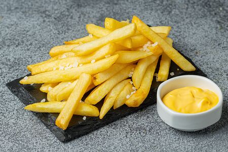 Картофель фри с сырным соусом