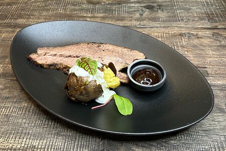 Брискет с печеным картофелем