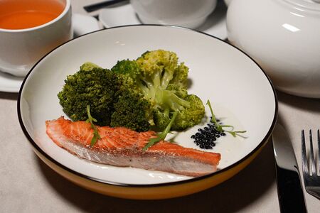 Форель с брокколи и икорным соусом