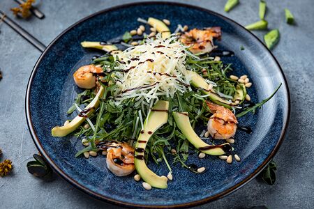 Салат руккола с тигровыми креветками