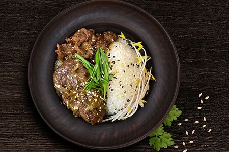 Говядина с карамелизованным луком и рисом