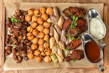 Пивной сет №2 (Пельмени жареные, крылья BBQ, охотничьи колбаски, бараньи семечки с соусом барбекю и соусом тартар)