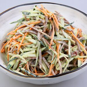 Салат из говядины с огурцом под майонезом