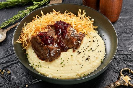 Говяжья голяшка с картофельным пюре