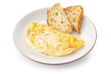 Омлет с сыром, ветчиной из птицы и беконом