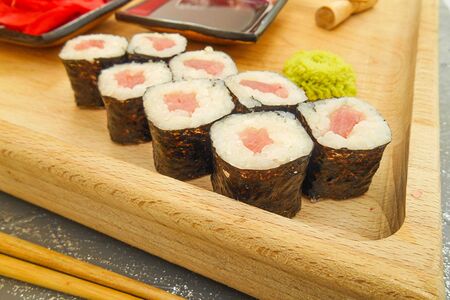 Ролл с тунцом