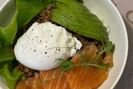 Гречка с лососем, авокадо, яйцом пашот