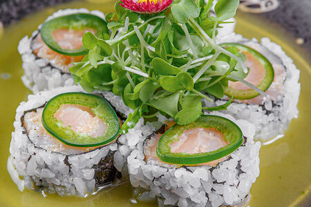 Ролл с гребешком и халапеньо