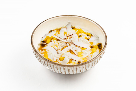 Рисовая каша на миндальном молоке с кокосовым муссом и манго