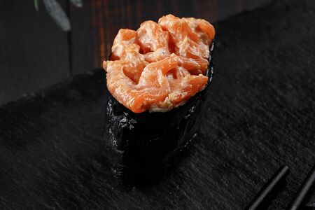 Гункан с лососем и соусом спайс