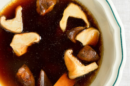 Бульон из белых грибов и шиитаке