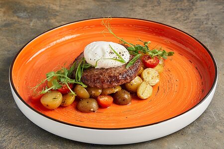 Бифштекс с яйцом пашот