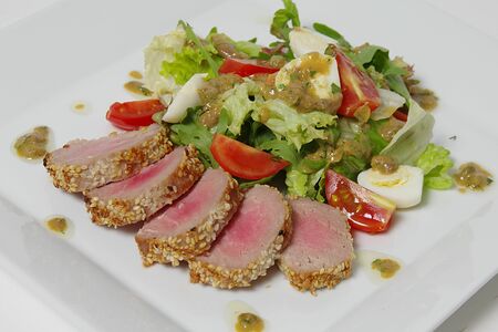 Салат с тунцом и кунжутом на гриле