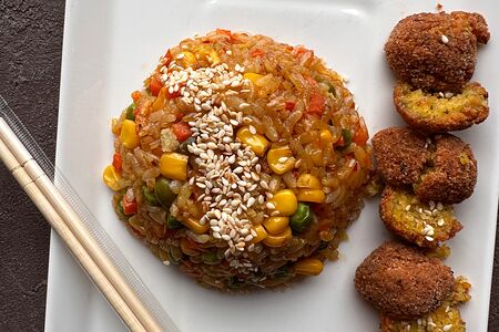 Вок с рисом, овощами и фалафелем